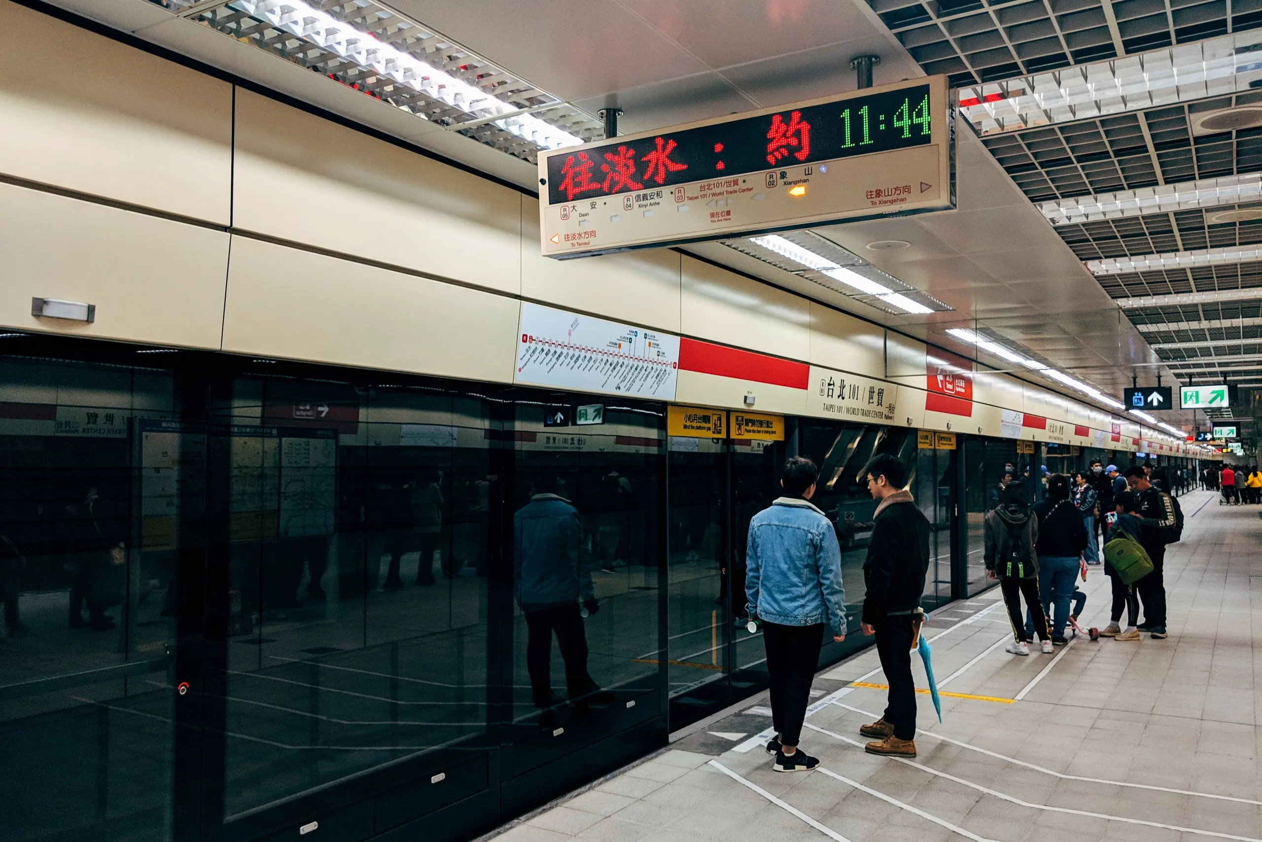 Using live apps during Taiwan traffic delays to re-route
