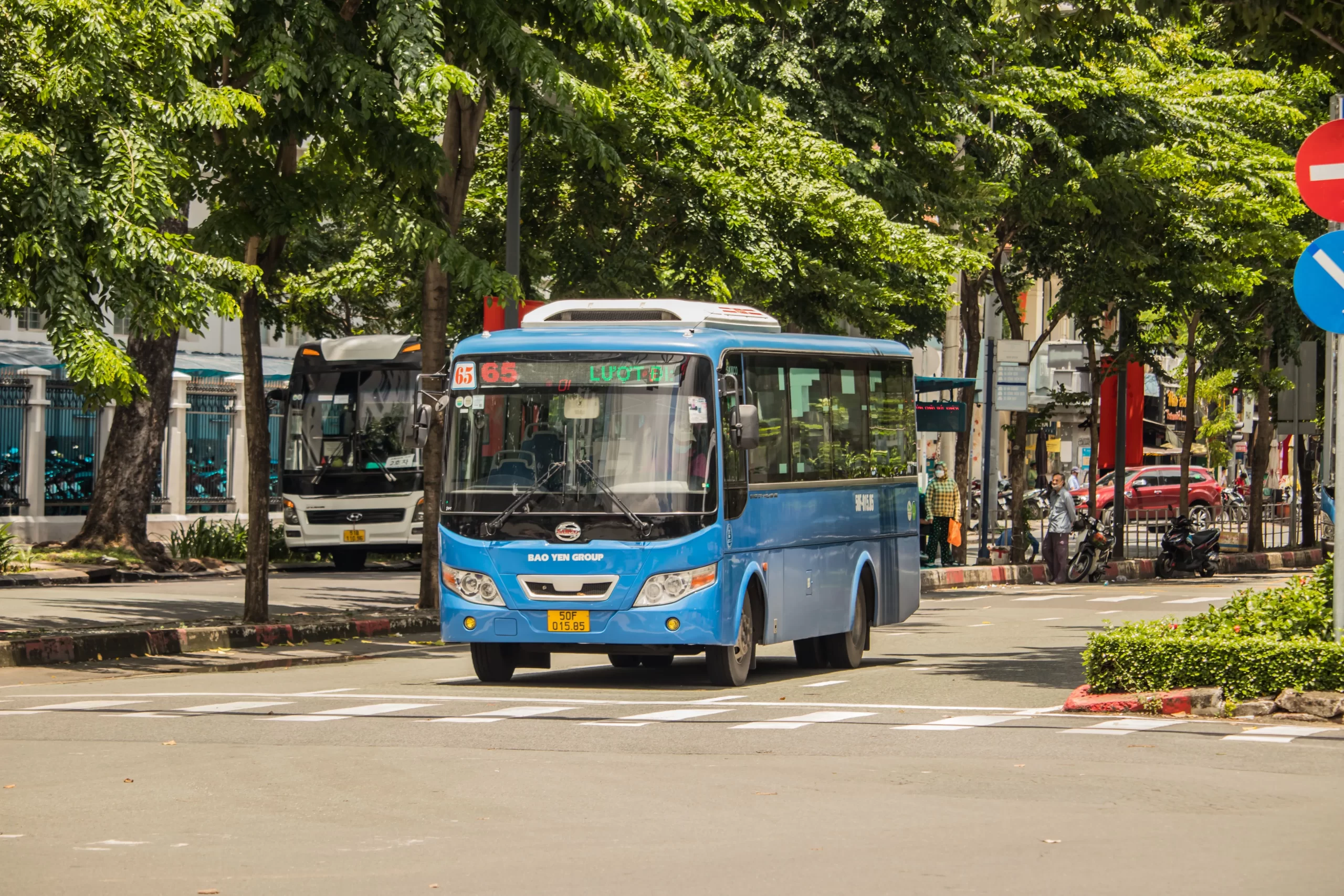 Traveler re-planning around Taiwan traffic delays with mobile data